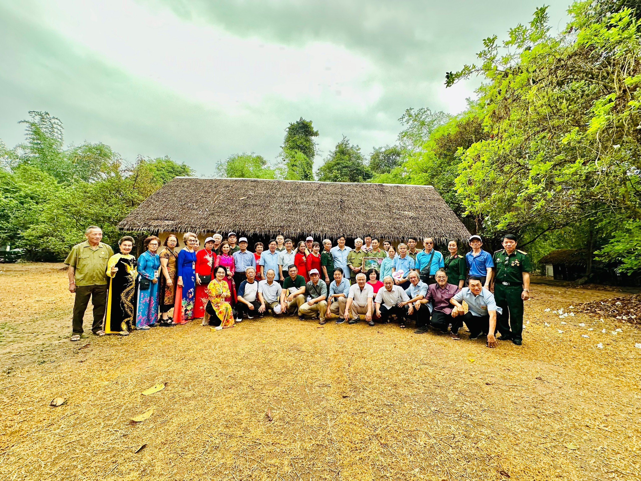 Đoàn cựu chiến binh tham gia chương trình thăm lại chiến trường xưa: Lào - Thái Lan. Đoàn chụp ảnh tại nhà Bác Hồ ở Nakhon Phanom (Thái Lan)
